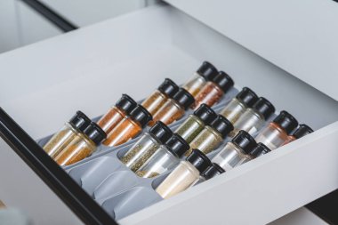 Mutfak Çekmecesinde Organize Baharat Rafı