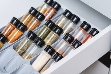 Mutfak Çekmecesinde Organize Baharat Rafı