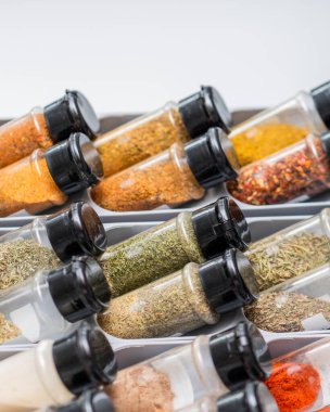 Çeşitli otlar ve baharatlarla Organize Baharat Çekmecesi