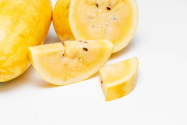 Sarı Karpuz Beyaz Arkaplanda Parçalara Ayrıldı