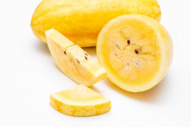 Sarı Karpuz Beyaz Arkaplanda Parçalara Ayrıldı