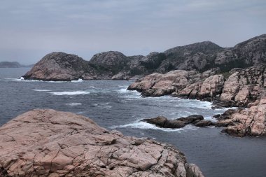 Norveç 'te yağmurlu hava. Norveç 'in Lindesnes kentindeki Kuzey Denizi kıyılarının bulutlu manzarası.