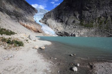 Norveç doğası - buzul manzarası. Jostedalsbreen Ulusal Parkı - Briksdalsbreen Buzulu.