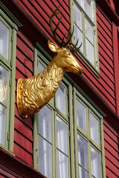 Bergen Cidade Noruega Escultura Cabeça Veado Século Xviii Bryggen Patrimônio — Fotografia de Stock