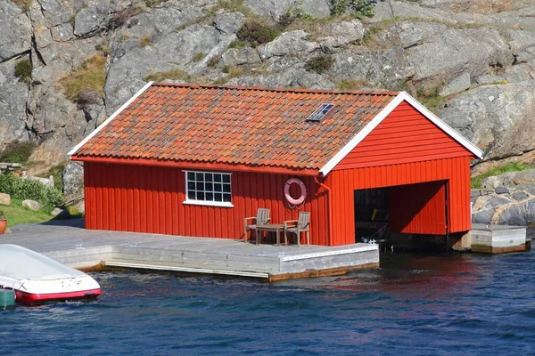 ノルウェーの漁村のボートハウス ヴェスト アジャー地域のSkjernoy島 — ストック写真