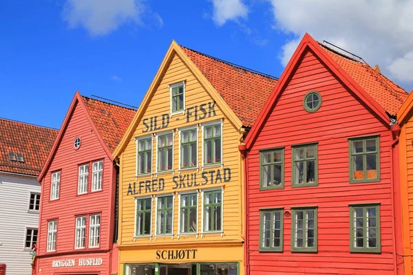 ベルゲン ノルウェー 2010年8月14日 ノルウェーのベルゲン通り ブリュッゲンはユネスコの世界遺産であり ノルウェーで最も人気のある目的地の1つです — ストック写真