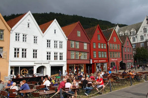 伯尔纳 2010年8月14日 人们参观了位于挪威卑尔根的布赖根街 布赖根是联合国教科文组织的世界遗产 也是挪威最受欢迎的旅游胜地之一 — 图库照片