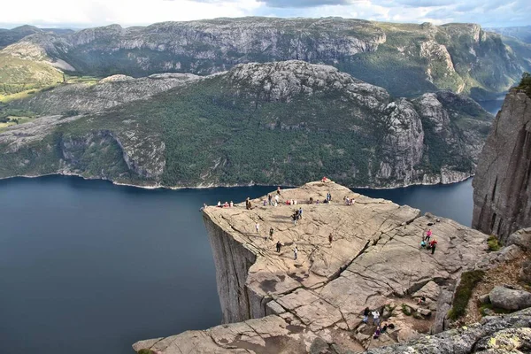 Preikestolen ノルウェー 2010 観光客はノルウェーの有名な Preikestolen プルピット岩を訪れます 公式の静けさ観光によると Preikestolen 130 000 — ストック写真