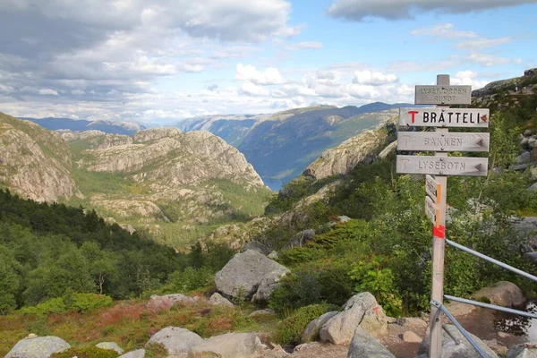 プリケストレン ノルウェー 2010年8月11日 ノルウェーの有名なプリケストールプルピット岩の近くにトレイルの方向標識 公式のライフサイクル観光によると プリケストールは2009年に13万人の観光客が訪れた — ストック写真