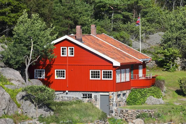 2010年 平成22年 8月9日 ノルウェー ヴェスト アグダーの木造住宅 一般住宅 が街路から見える ノルウェーの2019の平均不動産価格は398 000 — ストック写真