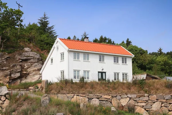 2010年 平成22年 8月10日 ノルウェー ヴェスト アグダーの木造住宅 一般住宅が街路から見える ノルウェーの2019の平均不動産価格は398 000 Usdでした — ストック写真