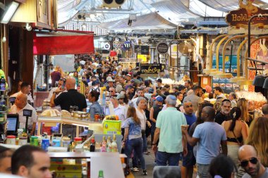 JERUSALEM, ISRAEL - 28 Ekim 2022: İnsanlar Kudüs şehir merkezindeki Şabat 'tan önce Mahane Yehuda Pazarı' nı (veya shuk) ziyaret ediyor.