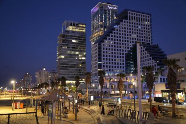 TEL AVIV, ISRAEL - NOVEMBER 3, 2022: İnsanlar İsrail 'in Tel Aviv kentindeki sahil geçidini (Tayelet) ziyaret ediyor. Tel Aviv, İsrail 'in ekonomik ve teknolojik merkezidir..