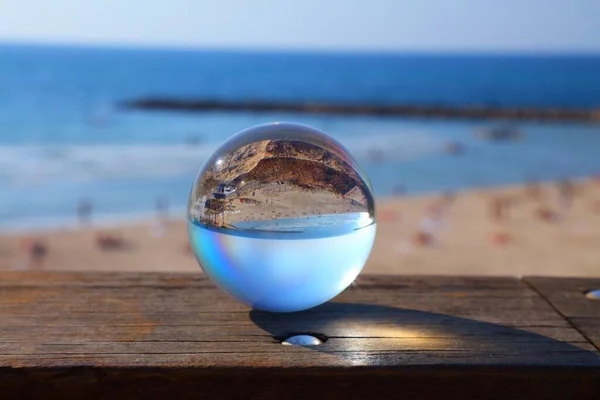 以色列特拉维夫市海滩 玻璃球反射 — 图库照片
