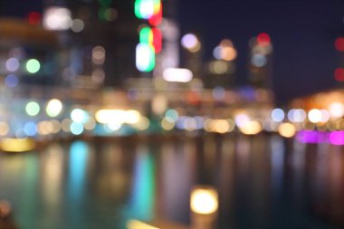 Gece lambaları - Dubai şehrinin odağını dağıttı. Bulanık neonlar.