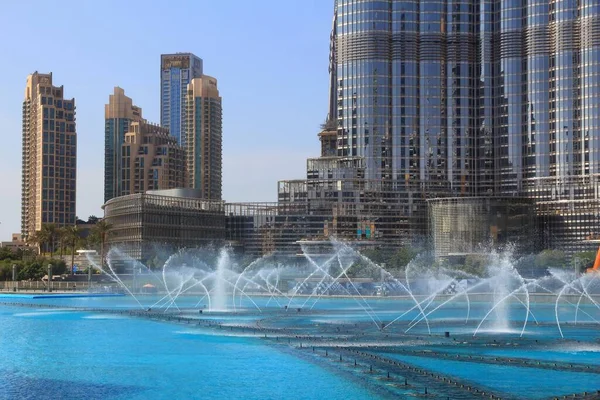 阿联酋 2017年11月22日 喷泉展示在迪拜塔前 迪拜喷泉是世界上第二大的编排喷泉系统 — 图库照片