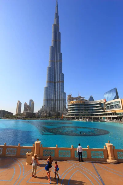 2017年11月22日 人们在迪拜拍摄伯杰 哈利法大楼的照片 它是世界上最高的建筑 它是Emaar地产公司的 — 图库照片