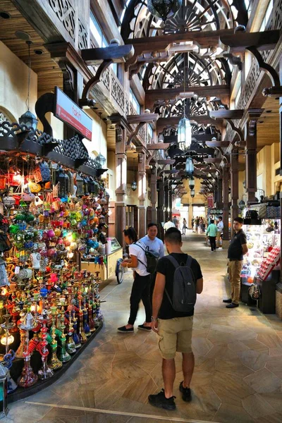 ドバイ アラブ首長国連邦 2017年11月23日 ドバイのSouk Madinat Jumeirahにあるお店を訪問します 伝統的なアラブスタイルのバザーは Madinat Jumeirahリゾートの一部です — ストック写真