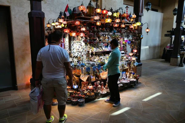 Dubai Emirados Árabes Unidos Novembro 2017 Turistas Visitam Lojas Artesanato — Fotografia de Stock