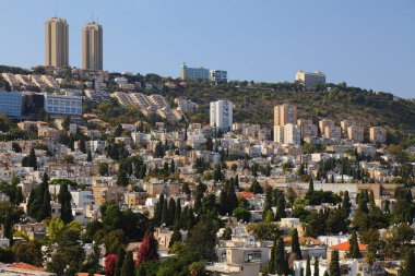 İsrail 'deki Haifa şehri Carmel Dağı. Hayfa 'nın Hadar HaCarmel ilçesinin şehir manzarası.