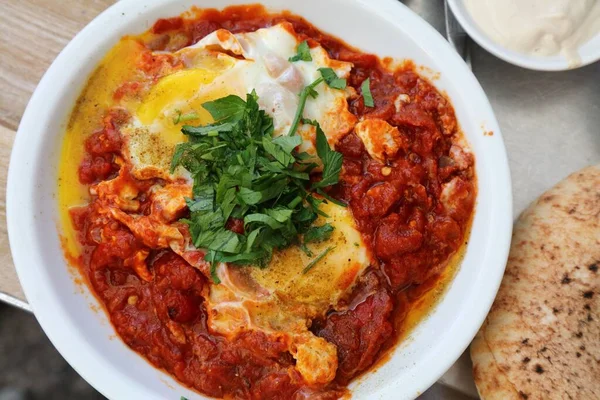 Israeliskt Kök Shakshuka Lunch Pocherade Ägg Kryddiga Stekta Tomater — Stockfoto