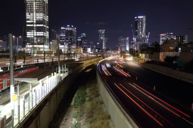 Tel Aviv gece lambaları İsrail 'de. Uzun pozlama otoyol trafiği ve Tel Aviv silueti.