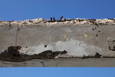 Deniz kenarındaki nemli hava ve tuzlu hava koşullarında güçlendirilmiş beton sıçrama hasarı. İsrail altyapı sorunu: paslı beton hasar.