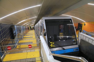 HAIFA, ISRAEL - 31 Ekim 2022 Carmelit yeraltı funiküler demiryolu. Hayfa şehrinin toplu taşıma ağının bir parçası, İsrail.