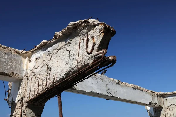 海辺の湿気の多い天候や塩辛い空気条件で鉄筋コンクリートで損傷をスプロール イスラエルインフラ問題 錆びた鉄筋コンクリートの損傷 — ストック写真