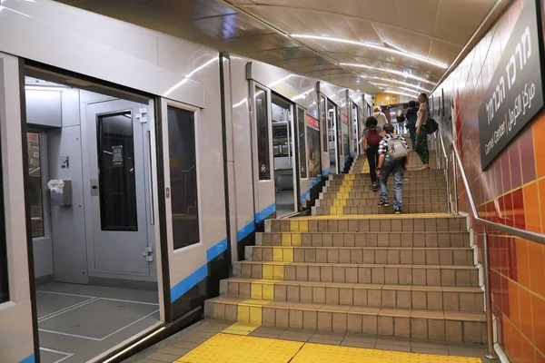 Haifa Israel Oktober 2022 Passagiers Stappen Ondergrondse Kabelbaan Van Carmelit — Stockfoto