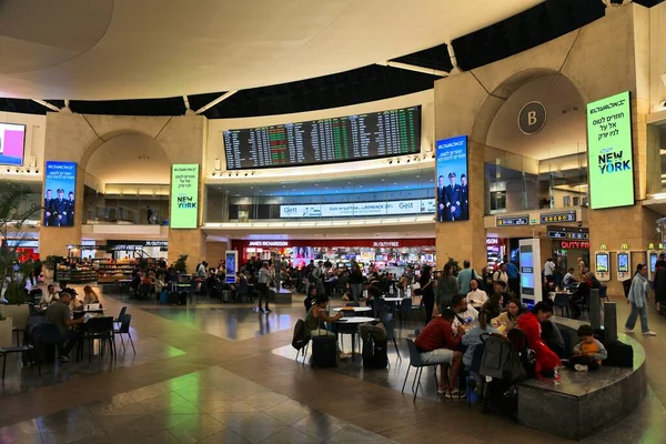 Tel Aviv Israel Noviembre 2022 Los Pasajeros Esperan Aeropuerto Ben — Foto de Stock