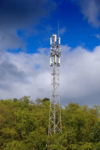 瓜德罗普岛的电信基地站手机塔区天线 移动网络运营商发射机设备 — 图库照片