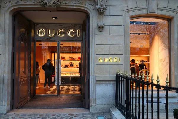 Paris France Dezember 2019 Menschen Kaufen Gucci Modegeschäft Der Avenue — Stockfoto