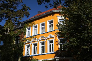 Almanya 'daki Krefeld şehri. Eski konut mimarisi ile sokak manzarası.