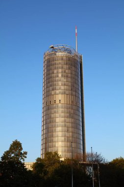 ESSEN, Almanya - 20 Eylül 2020: Essen, Almanya 'daki RWE Kulesi. Innogy 'nin merkezi, RWE AG' nin bir parçası, bir Alman çokuluslu enerji şirketi..