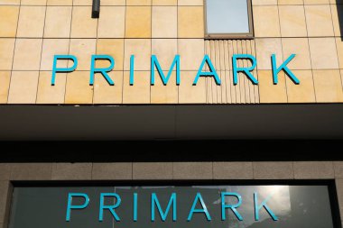 ESSEN, Almanya - 20 Eylül 2020: Essen, Almanya 'daki Primark moda mağazası manzarası. Primark, İrlanda kökenli hızlı bir moda perakendecisi..