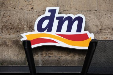 RECKLINGHAUSEN, GERMANY - 20 Eylül 2020: DM Drogerie Markt Eczanesi ve Recklinghausen 'deki güzellik mağazası. Almanya 'da 2013 yılında toplam perakende satışlar 450 milyar avro olarak gerçekleşti..