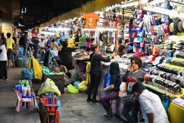Bangkok, Tayland - 21 Aralık 2013: insanlar patpong gece pazarı Bangkok ziyaret edin. Patpong Bangkok'un eğlence bölgesi olduğunu. Bangkok Tayland'ın başkenti, 8.3 milyon kişi burada yaşıyor.