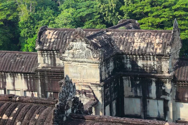 アンコールワット カンボジアのクメール寺院 背景に熱帯雨林 ユネスコ世界遺産 — ストック写真