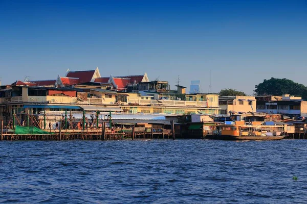 Bangkok Şehir Mimarisi Chao Phraya Nehir Kıyısındaki Fakir Evler — Stok fotoğraf