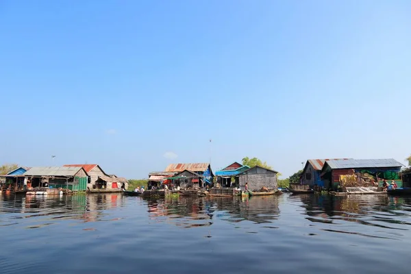 カンボジア トンレサップ湖の上の浮動小数点の村 エキゾチックな東南アジア — ストック写真