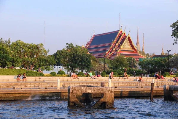バンコク 2013年12月21日 バンコクを背景にワット ポー寺院のあるチャオプラヤー川沿いを訪れる人々 バンコクはタイ最大の都市で 都市部に1400万人が住んでいます — ストック写真