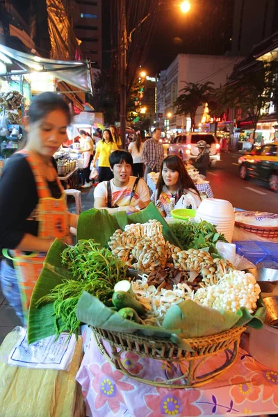 Bangkok Thailand December 2013 Street Vendor Cooks Thai Food Bangkok — Stock Photo, Image