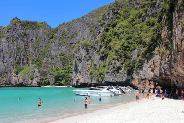 2013年12月20日 人々はタイのコ ピピ島のマヤ湾を訪問します 2013年には2670万人がタイを訪れました — ストック写真