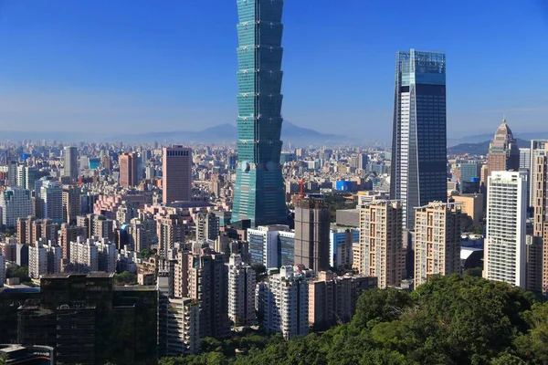 台北市从象山看到的城市天际线 — 图库照片