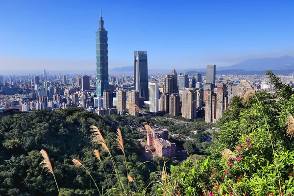 台北市从象山看到的城市天际线 — 图库照片