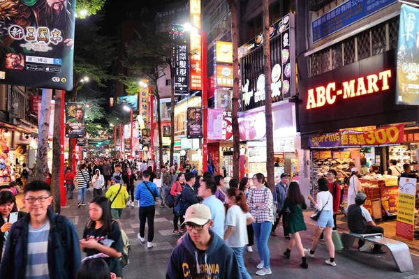 2018年12月3日 人々は台北の西門商店街を訪問します Ximendingは台湾でトップのショッピング目的地の一つと考えられています 特に若い買い物客をケータリング — ストック写真