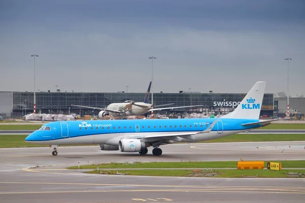 Amsterdam Κατω Χωρεσ Δεκεμβριου 2018 Klm Embraer E190 Στο Αεροδρόμιο — Φωτογραφία Αρχείου