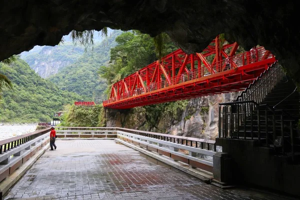 Taroko National Park Taiwan November 2018 Toeristen Bezoek Zangchun Bridge — Stockfoto
