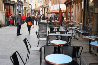 Brussels, Belçika - 19 Kasım 2016: İnsanlar Brüksel restoran alanı ziyaret edin. Brüksel Belçika başkenti şehir olduğunu. 1.8 milyon insan onun metro bölgesinde yaşayan.